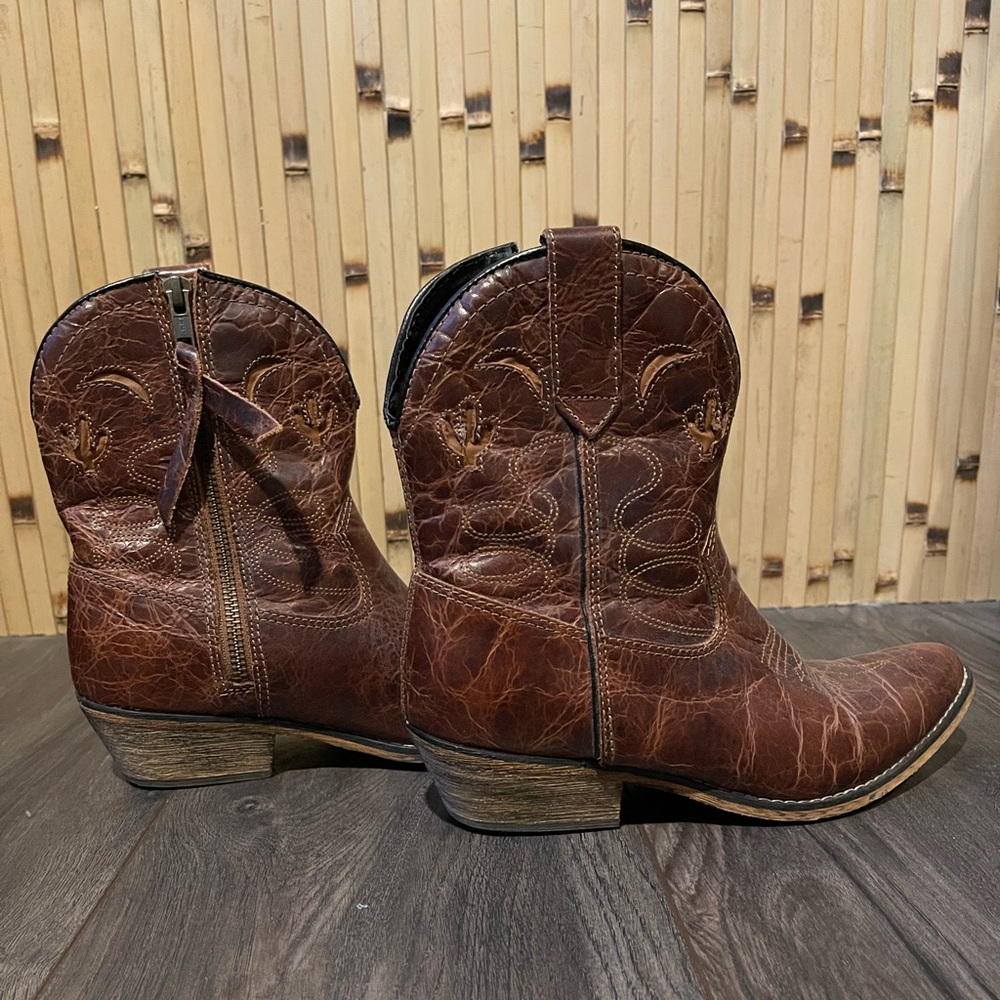 Size 6 Women's Dingo 7" Western Adobe Rose Side-
Zip Boots DI692